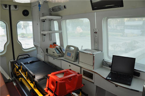 麦盖提县救护车内部
